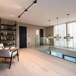 Luxury Aruna Pula